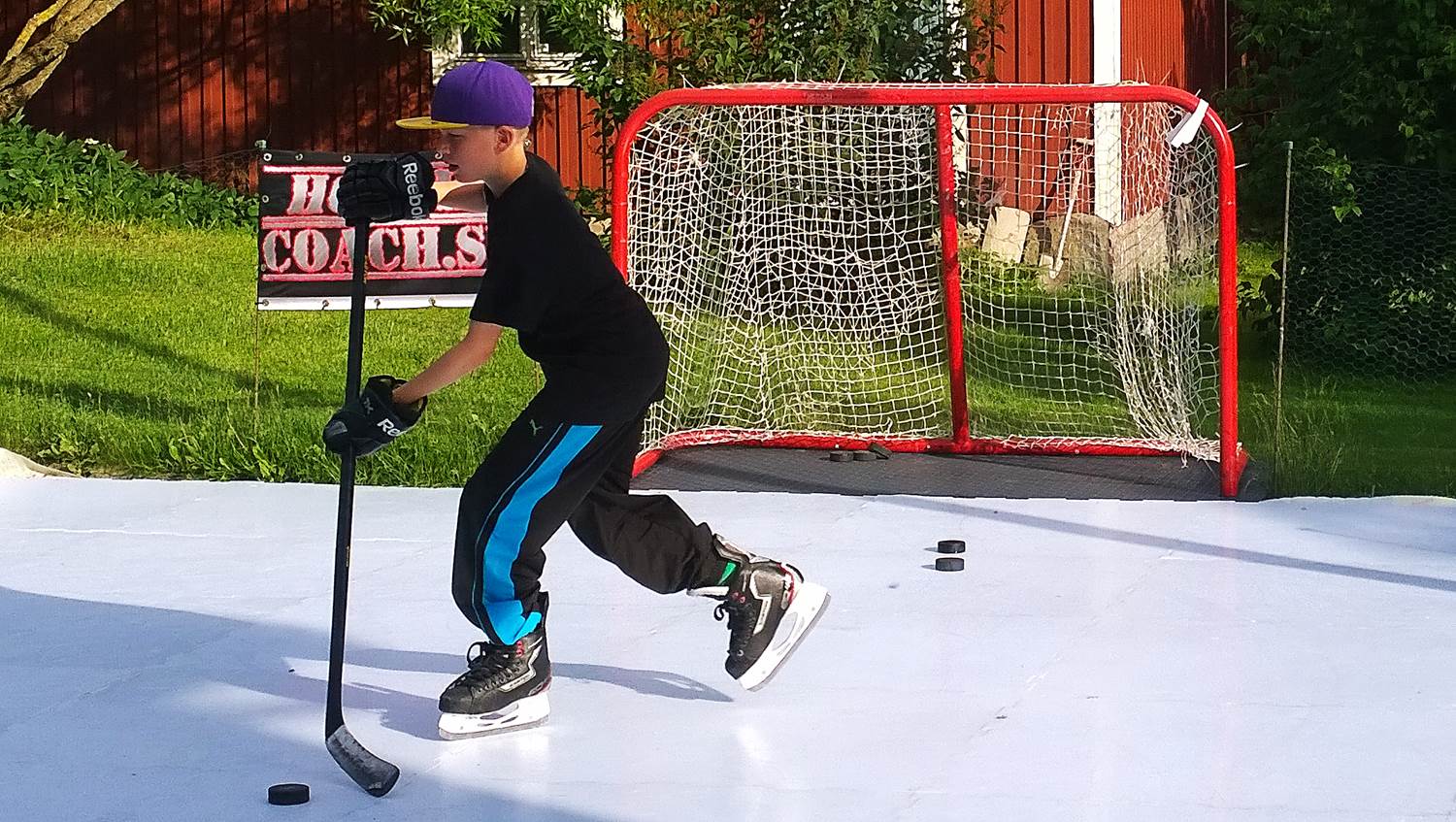Syntetis åker skridskor tränar hockey hemma