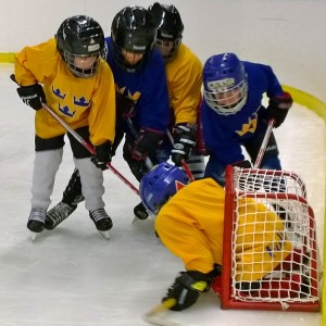 Hockeyskolan tight situation framför mål man mot man försvar hockey